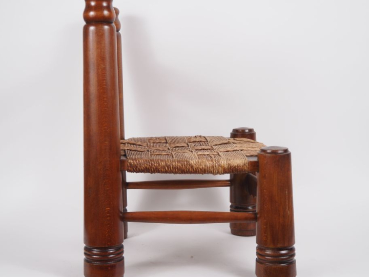 DUDOUIYT (d'après) Chauffeuse en bois, assise paillée. Dim. 64 x 49 x 