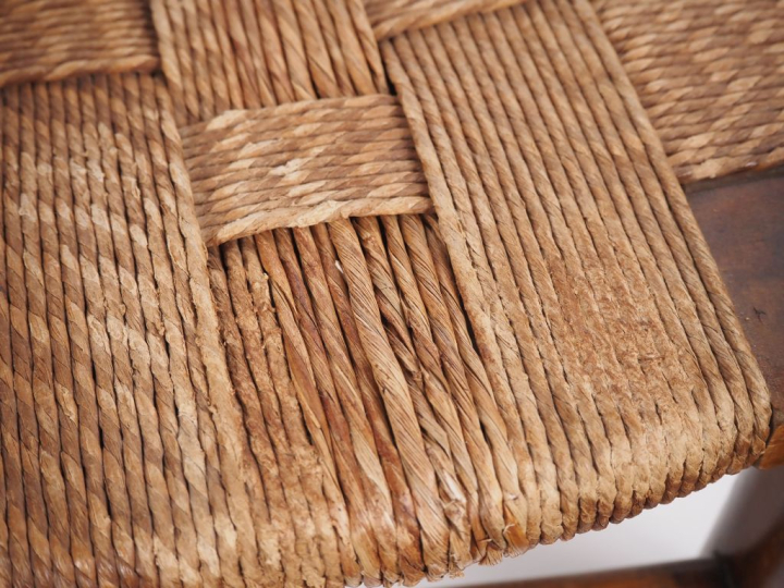 DUDOUIYT (d'après) Chauffeuse en bois, assise paillée. Dim. 64 x 49 x 