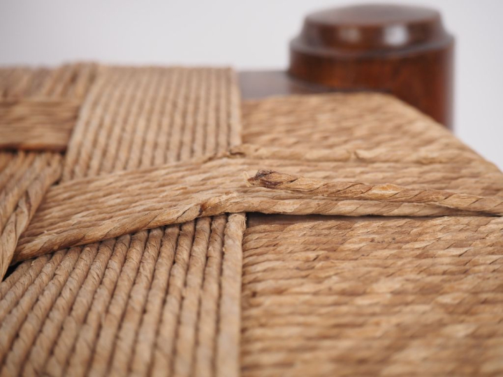 DUDOUIYT (d'après) Chauffeuse en bois, assise paillée. Dim. 64 x 49 x 