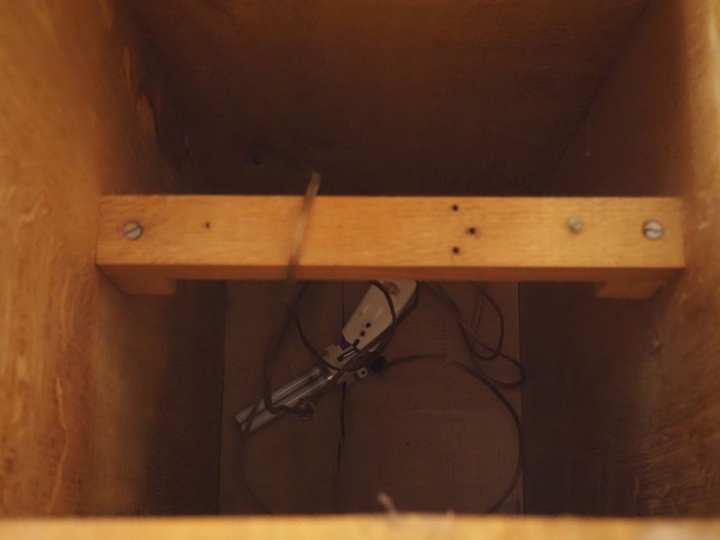 Sellette moderne électrifiée en chêne, plateau amovible en verre sablé