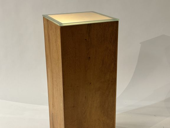 Sellette moderne électrifiée en chêne, plateau amovible en verre sablé