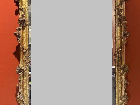 Glace de cheminée de style Louis XV en bois et stuc doré, à décor de g