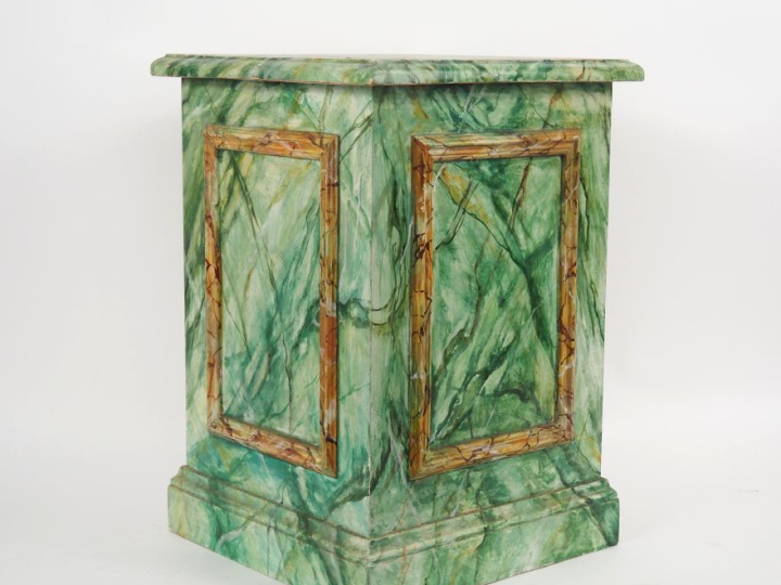 Sellette en bois polychrome imitant le marbre vert. Dim. 50 x 35 x 35 