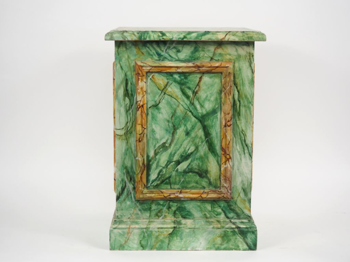 Sellette en bois polychrome imitant le marbre vert. Dim. 50 x 35 x 35 
