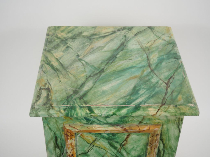 Sellette en bois polychrome imitant le marbre vert. Dim. 50 x 35 x 35 