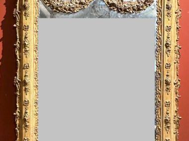 Grande glace de cheminée Napolon III en bois et stuc doré, à décor de 