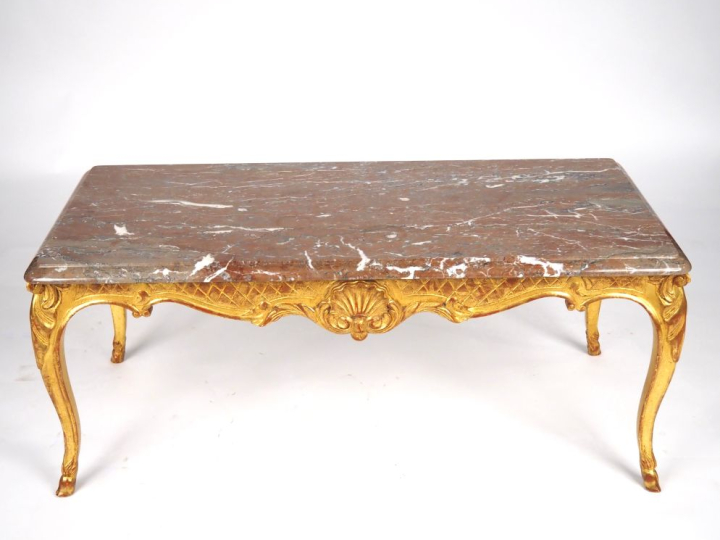 Table basse de style Louis XV piétement en bois sculpté et doré, à déc
