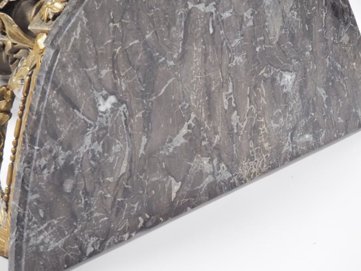 Console demi lune de style Louis XVI en bois sculpté laqué gris et dor