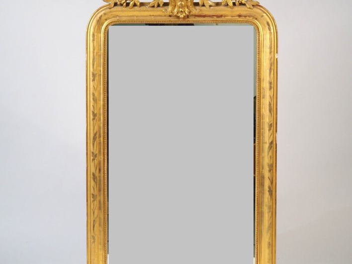 Glace de cheminée Napoléon III en bois et stuc doré, petit fronton ajo