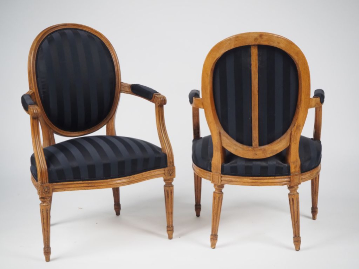 Paire de fauteuils cabriolet de style Louis XVI en bois naturel, pieds