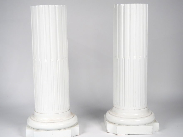 Paire de colonnes cannelées et rudentées en bois laqué blanc. H. 113 c