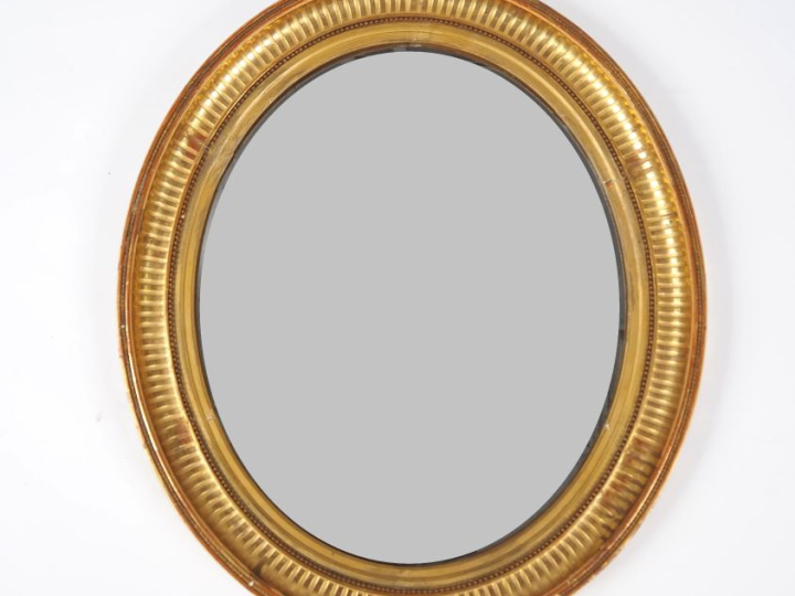 Glace médaillon Napoléon III de style Louis XVI, en bois et stuc doré,