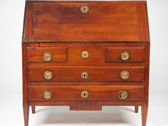 Vente aux enchères Bureau de pente de style Louis XVI en merisier, ouvrant à trois tiroir