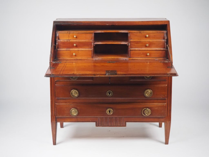 Bureau de pente de style Louis XVI en merisier, ouvrant à trois tiroir