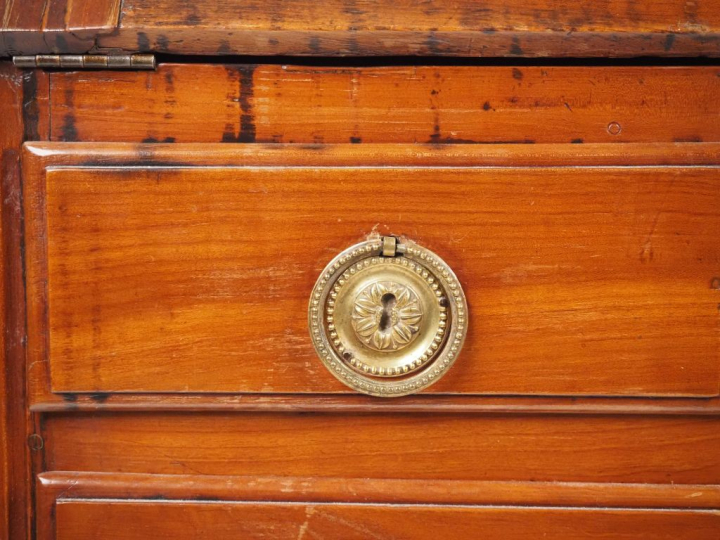 Bureau de pente de style Louis XVI en merisier, ouvrant à trois tiroir