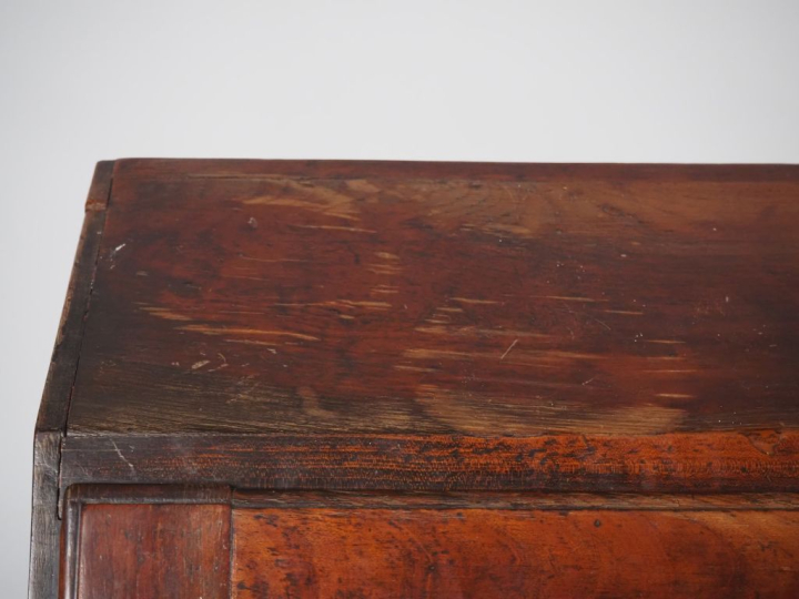 Bureau de pente de style Louis XVI en merisier, ouvrant à trois tiroir