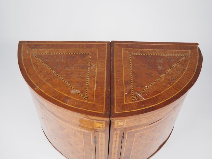 Paire d'encoignures italiennes XIXème en marqueterie, à décor dans des