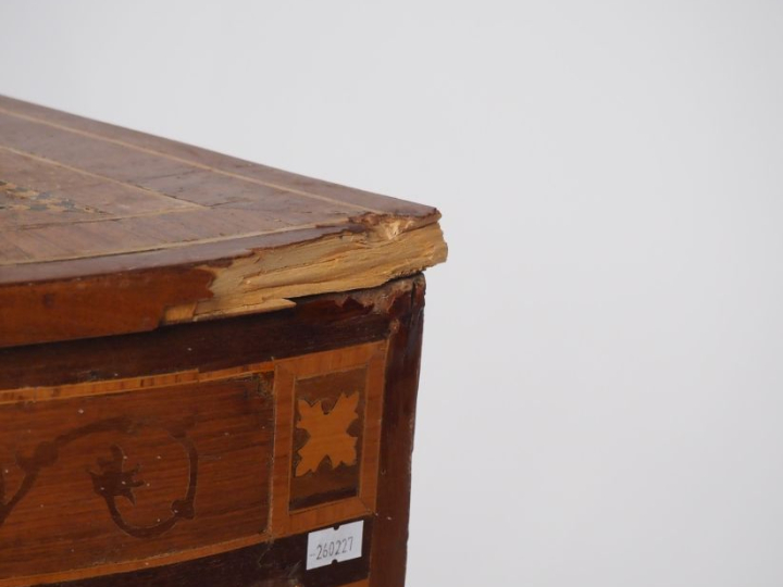 Paire d'encoignures italiennes XIXème en marqueterie, à décor dans des