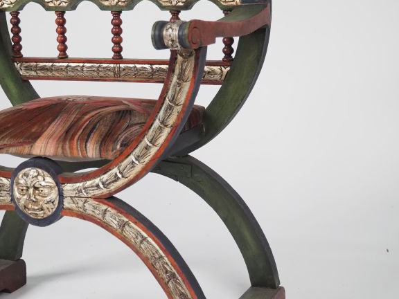Fauteuil Dagobert en bois sculpté polychrome.