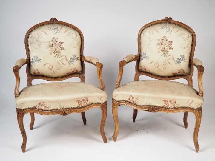 Paire de fauteuils à dos plat Louis XV en noyer mouluré et sculpté à d