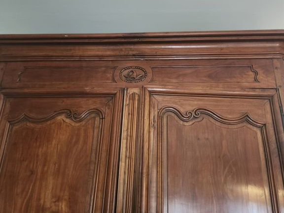 Armoire provençale en bois mouluré et sculpté, ouvrant à deux vantaux,