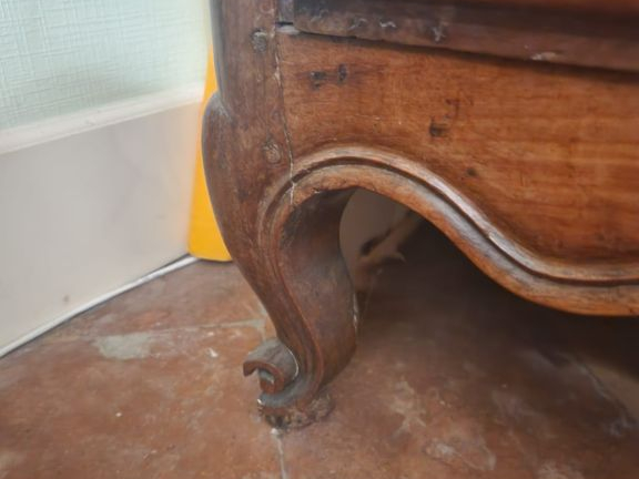 Armoire provençale en bois mouluré et sculpté, ouvrant à deux vantaux,