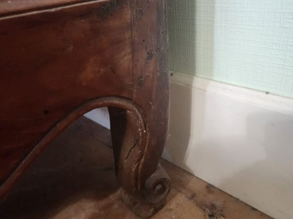 Armoire provençale en bois mouluré et sculpté, ouvrant à deux vantaux,