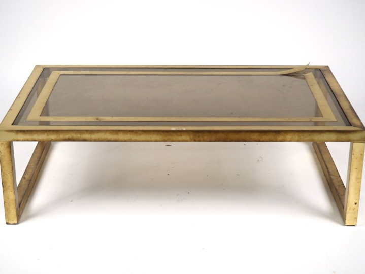 Table basse des années 70 en verre fumé et laiton. Dim. 120 x 70 cm  (
