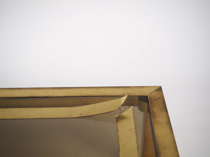Table basse des années 70 en verre fumé et laiton. Dim. 120 x 70 cm  (
