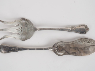 Vente aux enchères Couvert à servir le poisson en argent 925, poinçon Minerve, à décor de