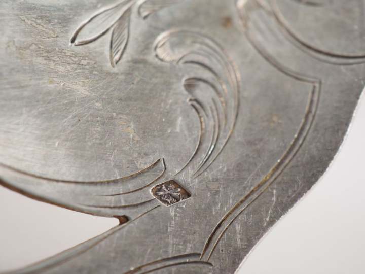 Couvert à servir le poisson en argent 925, poinçon Minerve, à décor de