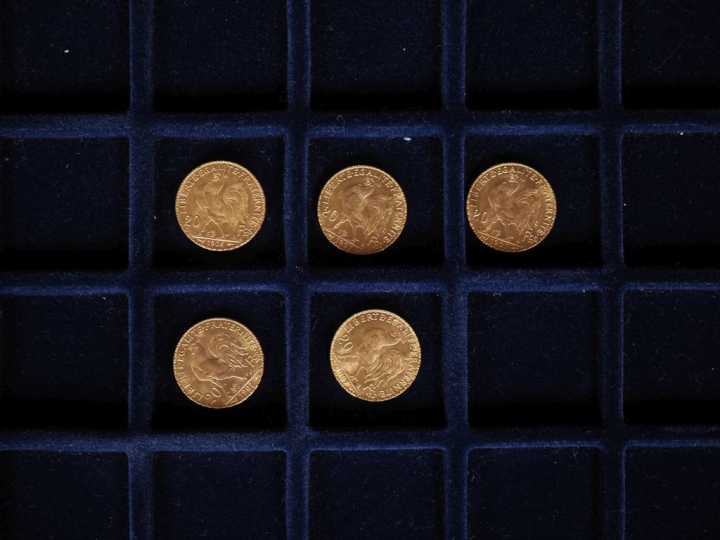 Cinq pièces de 20 Francs or, 1904 et 1907 (x4). FRAIS ACHETEURS 10% HT