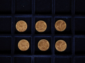 Vente aux enchères Six pièces de 20 Francs or, 1909 (x4) et 1910 (x2). FRAIS ACHETEURS 10