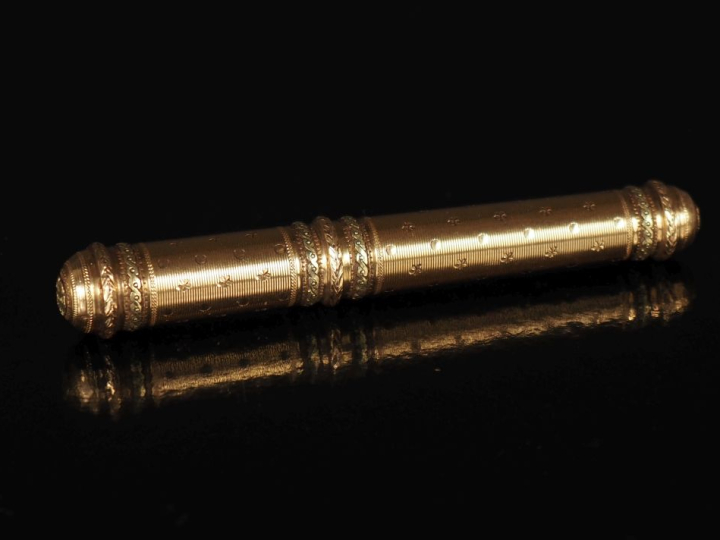 Etui à cire Louis XVI en or 750, à décor de semi de pois et de fleurs.