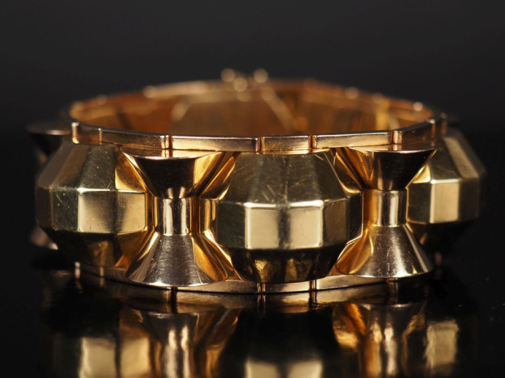 Important bracelet articulé de style 1940 en or jaune 750, à décor de 