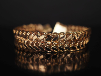 Vente aux enchères Bracelet souple en or jaune 750, maille fantaisie ajourée.  Chainette 
