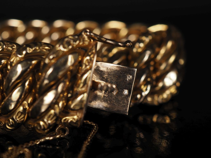 Bracelet articulé en or jaune 750, maille américaine.  Chainette de sé