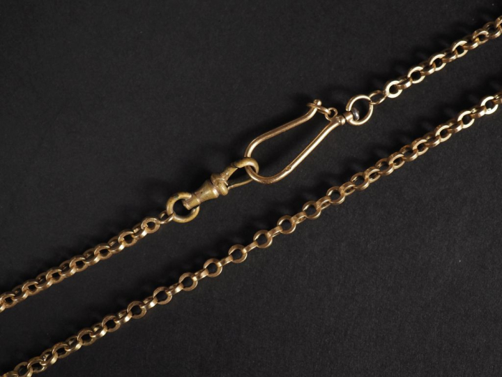 Giletière en or jaune 750, maille ronde forçat.  Long. 33,5 cm Poids t
