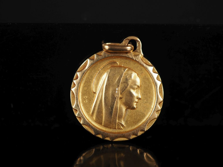 Médaille religieuse en or jaune 750, figurant la Sainte Vierge de prof
