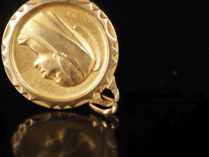 Médaille religieuse en or jaune 750, figurant la Sainte Vierge de prof