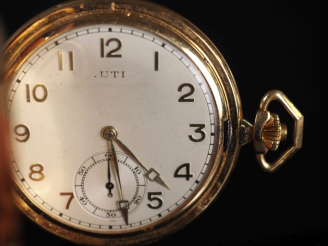 Vente aux enchères UTI Montre de gousset savonnette en or 750.  Cadran à chiffres arabes 