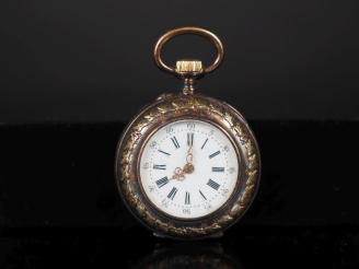 Vente aux enchères Montre de col Napoléon III en or jaune 750.  Cadran à chiffres romains