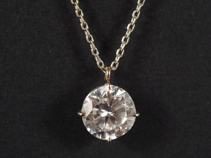 Collier en or blanc 750, maille forçat, agrémenté d'un diamant rond ta