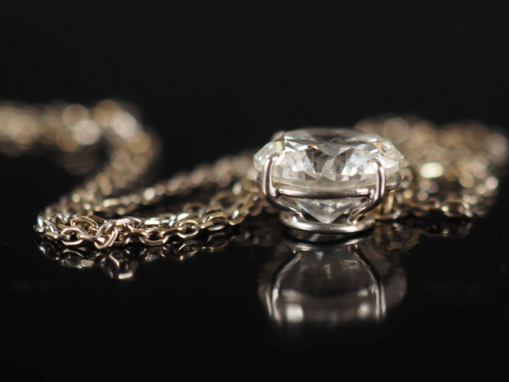 Collier en or blanc 750, maille forçat, agrémenté d'un diamant rond ta