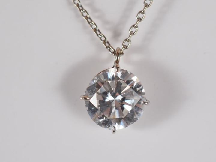 Collier en or blanc 750, maille forçat, agrémenté d'un diamant rond ta