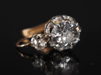 Vente aux enchères Dormeuse en or jaune 750, sertie d'un diamant pesant environ 1,5 ct su