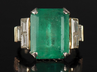 Vente aux enchères Bague Art déco à degrés en or 750, sertie en son centre d'une émeraude