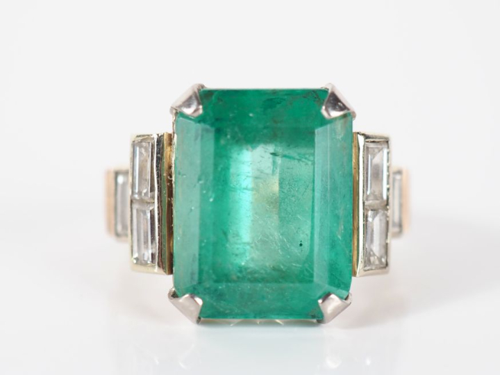 Bague Art déco à degrés en or 750, sertie en son centre d'une émeraude