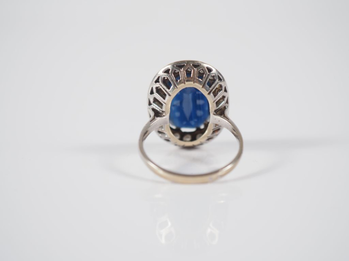 Bague de forme pompadour en or blanc 750, sertie en son centre d'un sa