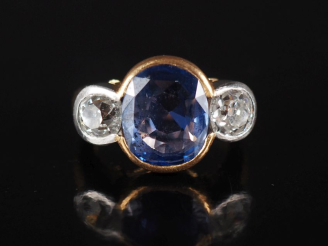 Vente aux enchères Bague en or jaune 750 et platine, sertie en son centre d'un saphir épa